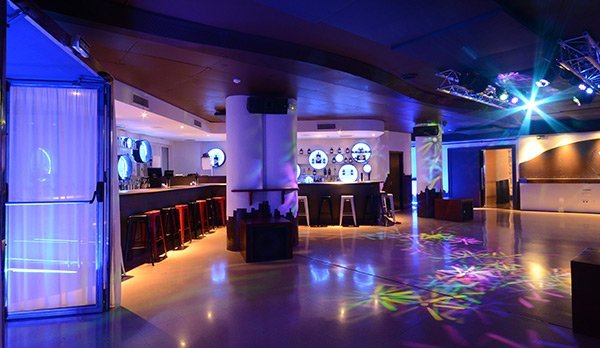 Terraza de La Carpa preparada para una fiesta privada en Lloret de Mar