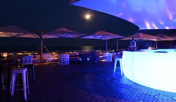 Elegancia en la disposición de mesas para reservar espacios privados en Àtics Restaurant