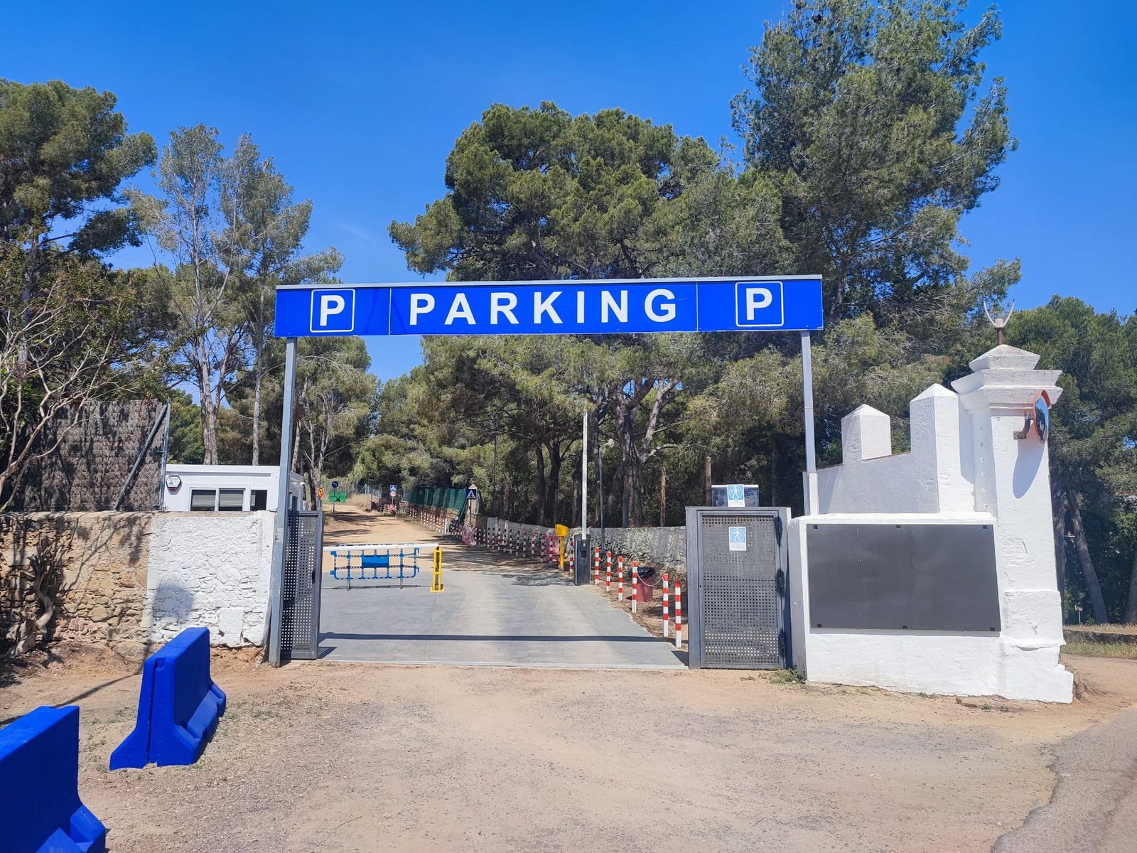 Entrada principal al parking privado Arkor Clothing Store