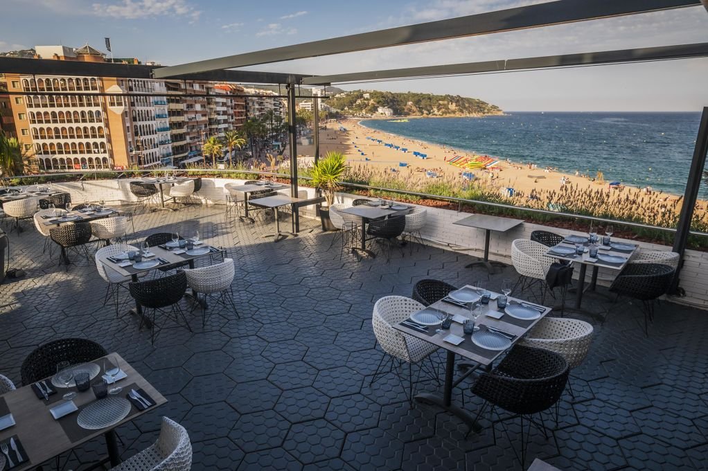 Terraza frente al mar Mediterráneo en Lloret de Mar